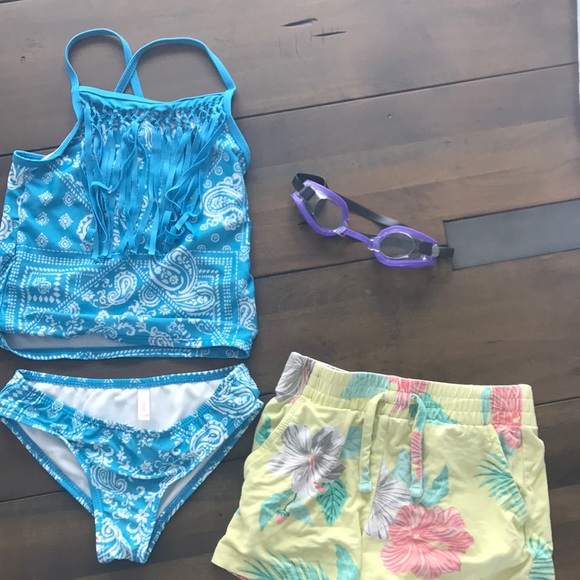 Cute swim suit google and shorts - Picture 2 of 8